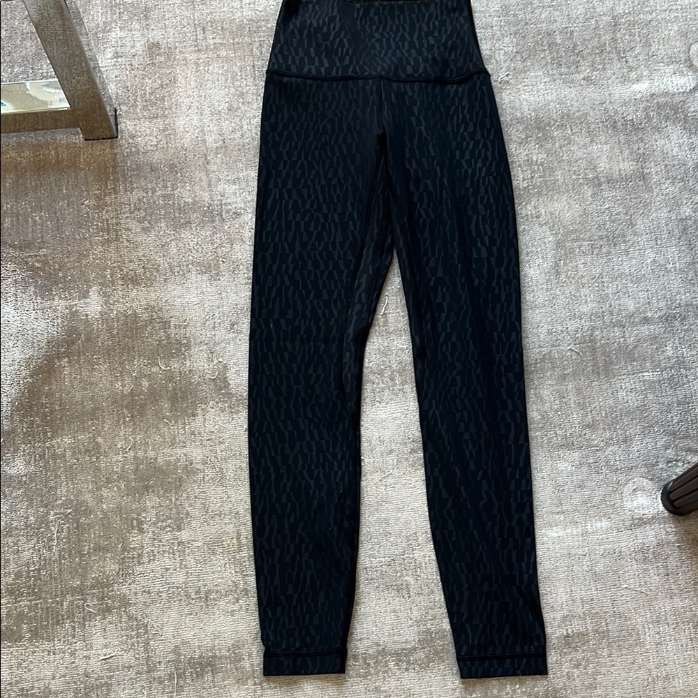 Lululemon Size 2 Black Patterned Women's Leggings